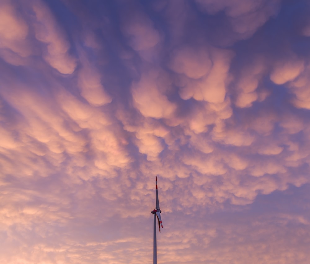 Nuages blancs au-dessus des éoliennes