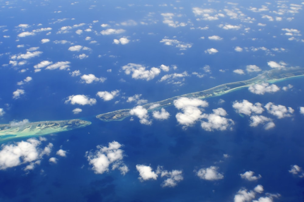 녹색 섬과 구름의 항공 사진