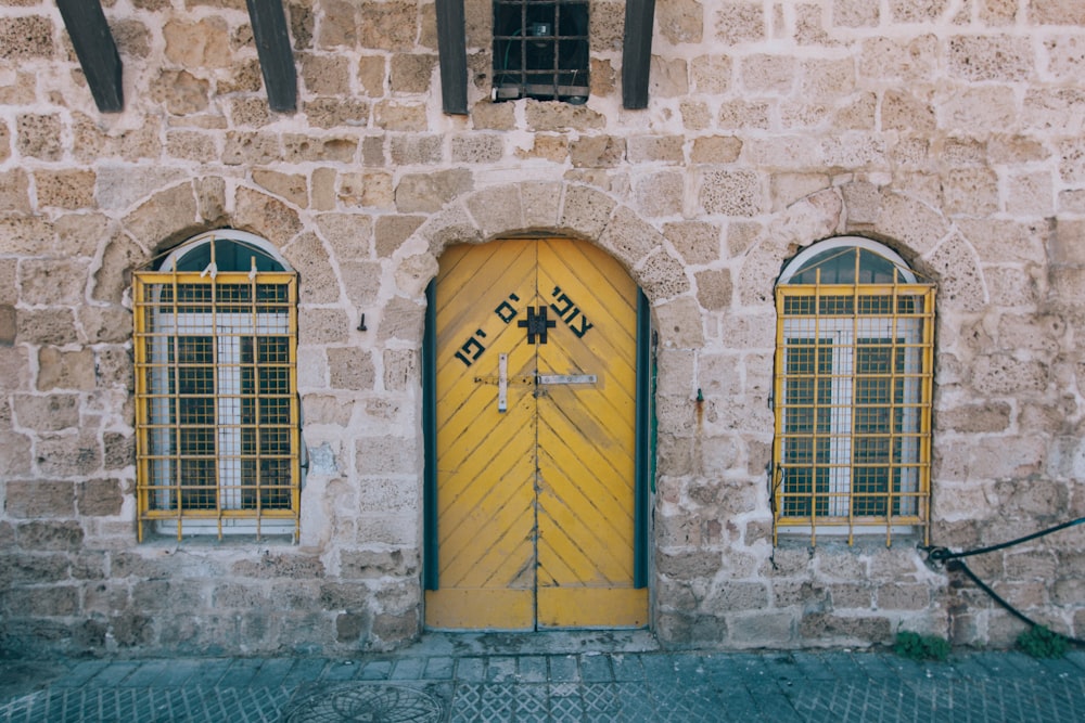 Edificio de hormigón marrón con puerta de madera marrón