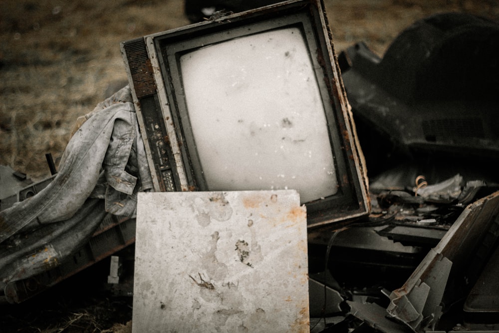 TV CRT vintage em seu lado em peças de metal