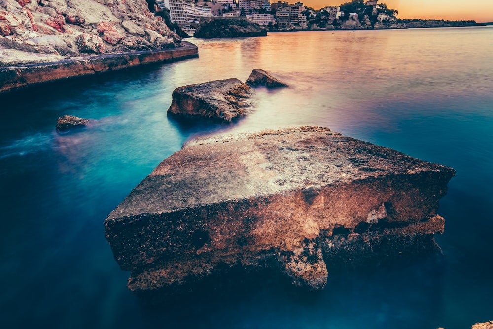 laje de concreto cinza perto da costa sob o céu marrom durante o dia