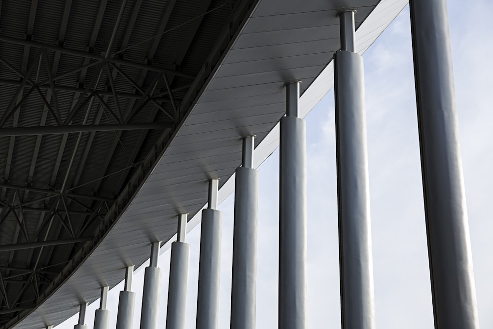 낮 동안 건물의 회색 콘크리트 기둥