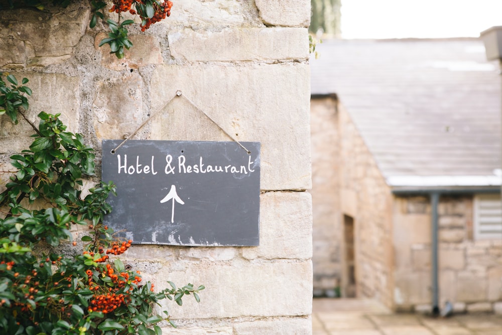 Signalétique d’hôtel et de restaurant affichée sur un mur en béton