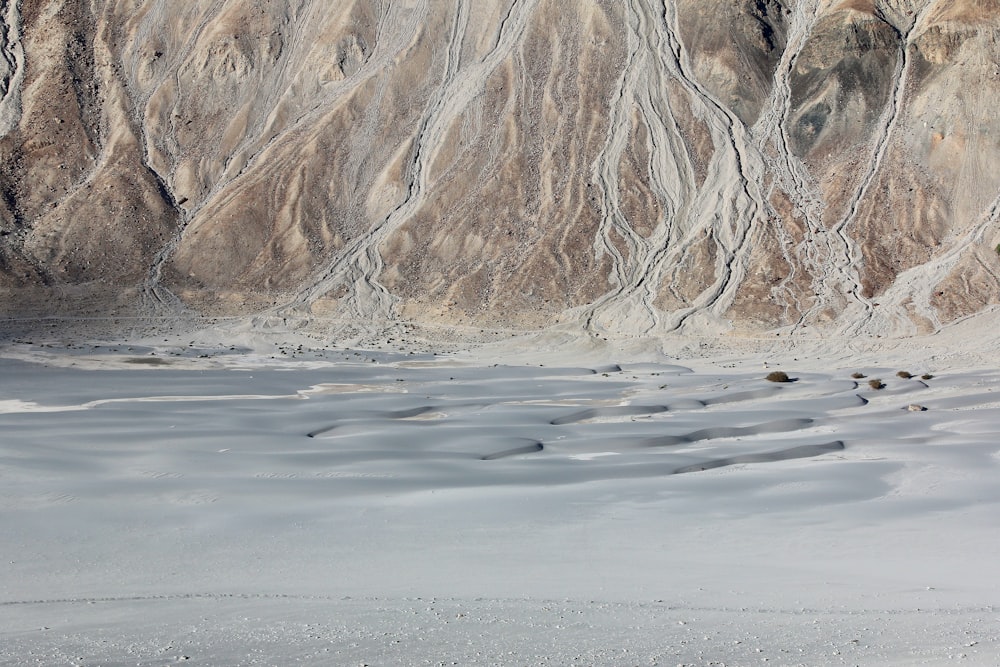 plan d’eau à côté de la montagne