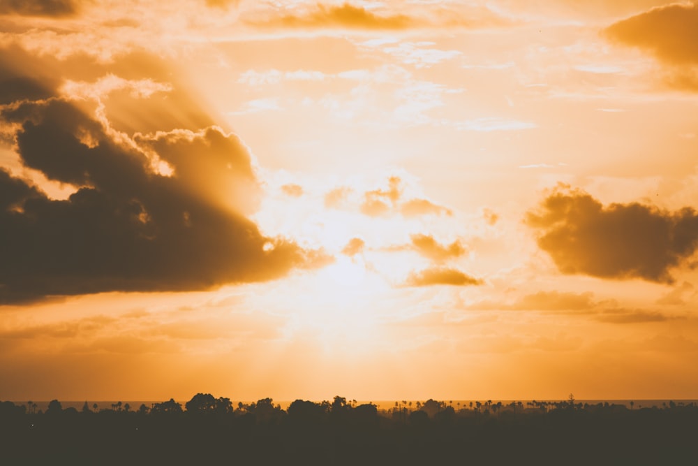 Foto de nubes cubriendo el sol