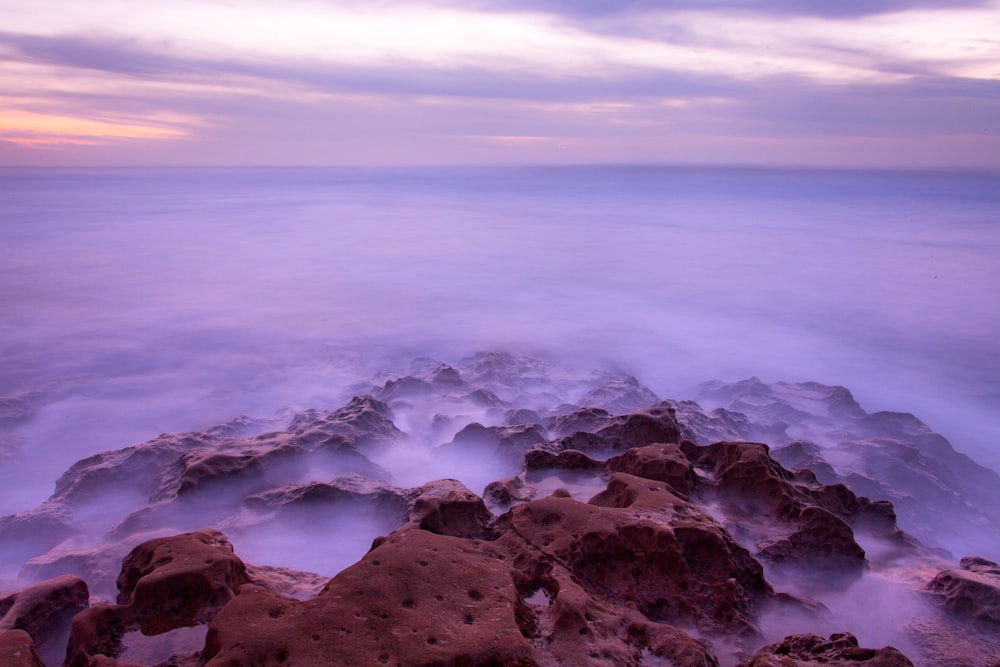 fotografia de paisagem de rocha com nuvens