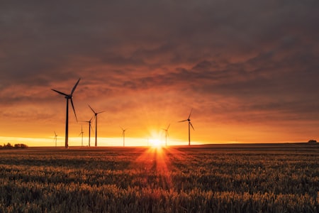 Éolienne symbolisant les solutions énergétiques renouvelables
