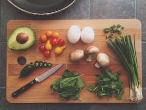 avocado, tomatoes, eggs, mushrooms, spring onions, and leaves