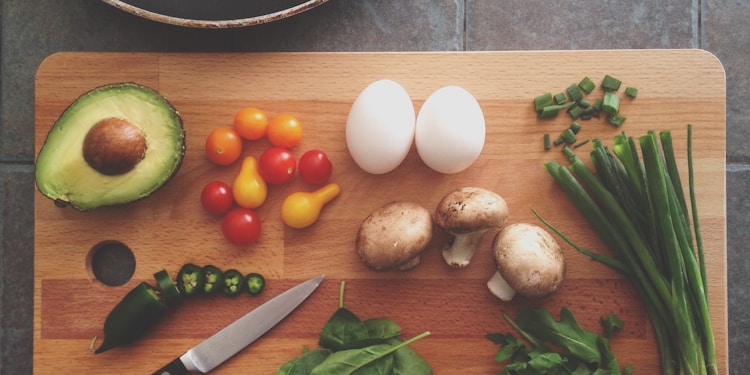 avocado, tomatoes, eggs, mushrooms, spring onions, and leaves