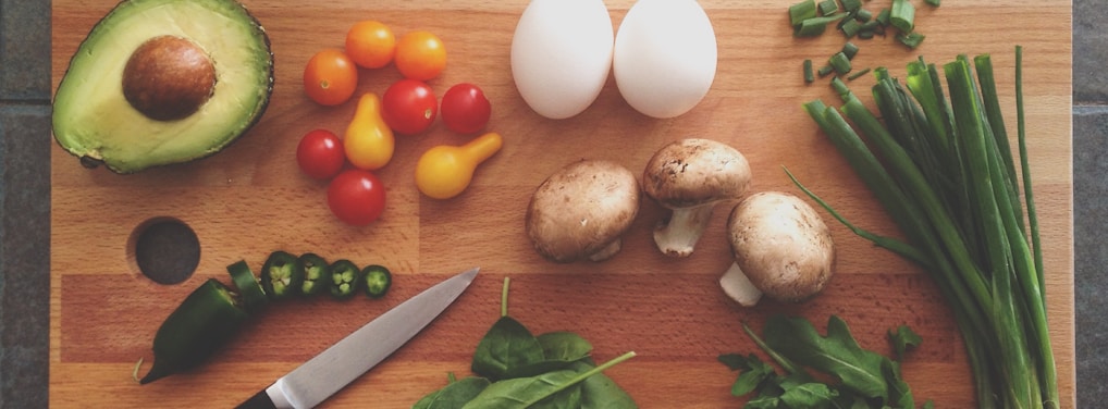 avocado, tomatoes, eggs, mushrooms, spring onions, and leaves