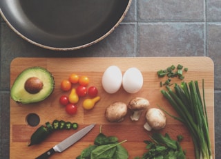 avocado, tomatoes, eggs, mushrooms, spring onions, and leaves