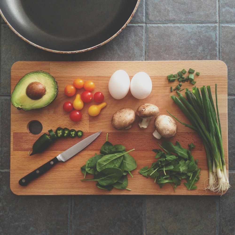 Avocado, Tomaten, Eier, Champignons, Frühlingszwiebeln und Blätter