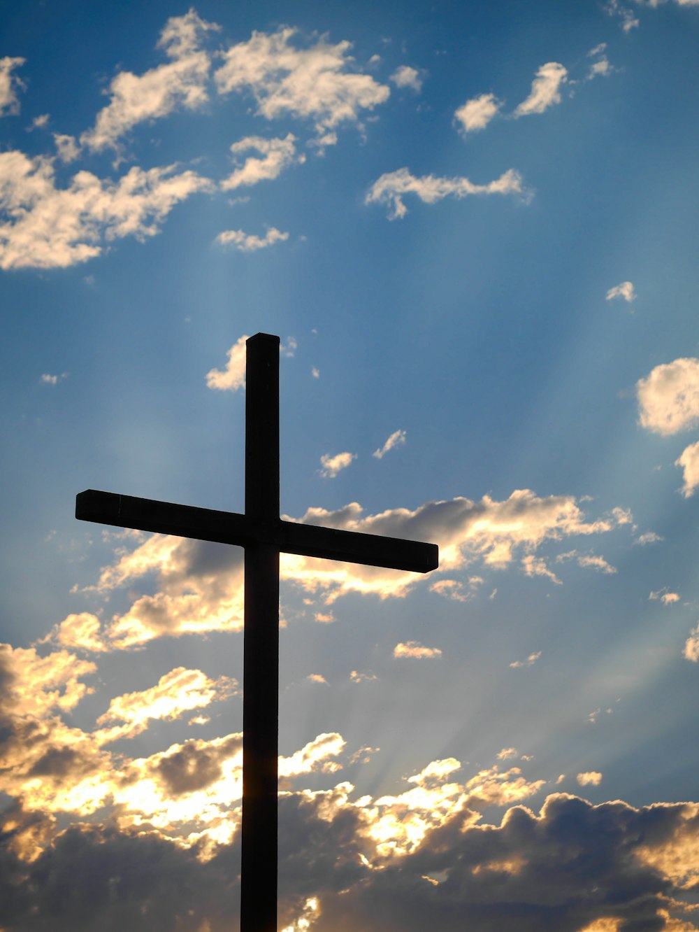 Croix noire pendant la journée