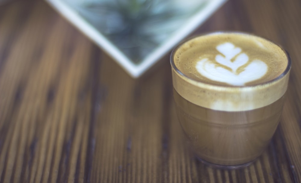 Fotografia macro de café com leite em copo de beber