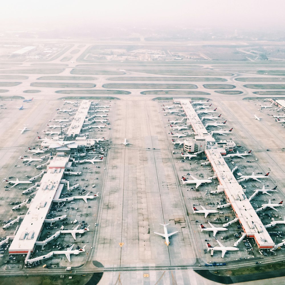 Vista aérea do aeroporto com muitos aviões durante o dia