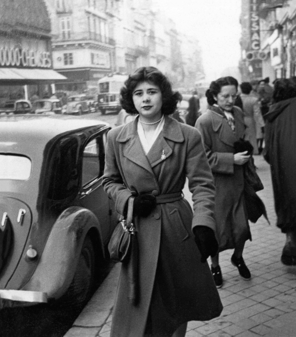 mulheres vestindo casaco de fotografia em escala de cinza