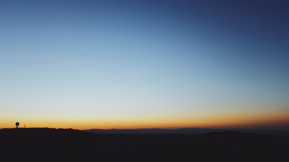 Céu ombre azul e marrom no horizonte foto panorâmica