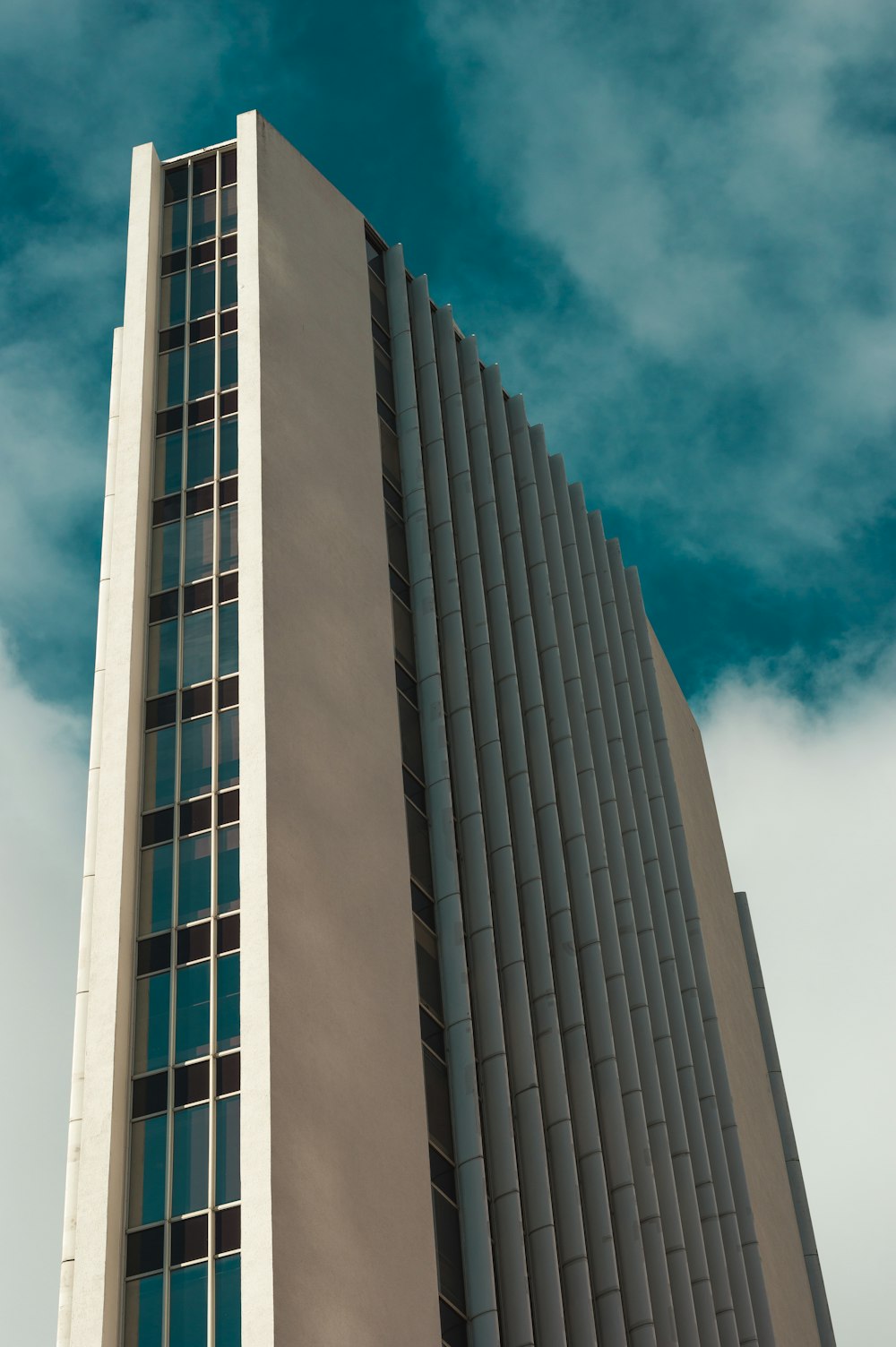 昼間の高層ビルのローアングル撮影