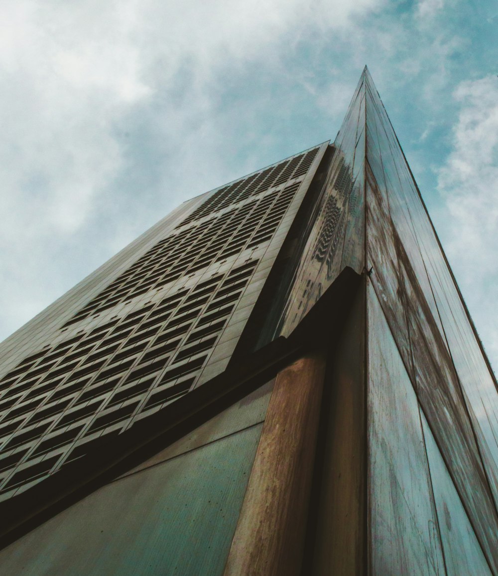 昼間の高層ビルのローアングル写真