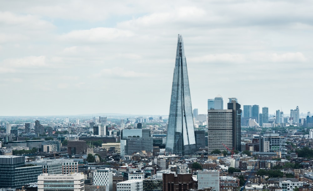 クリアカーテンウォール高層ビルの風景写真