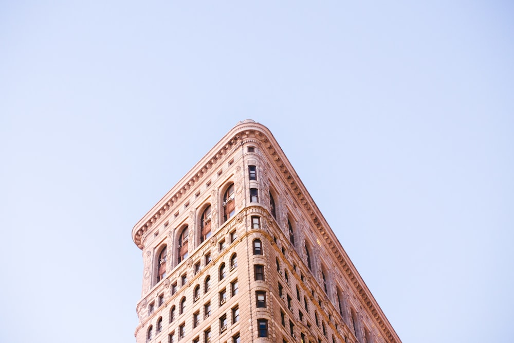 コンクリート建物のローアングル写真