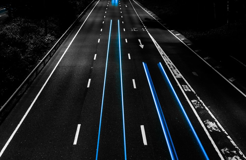 도로의 회색조 사진
