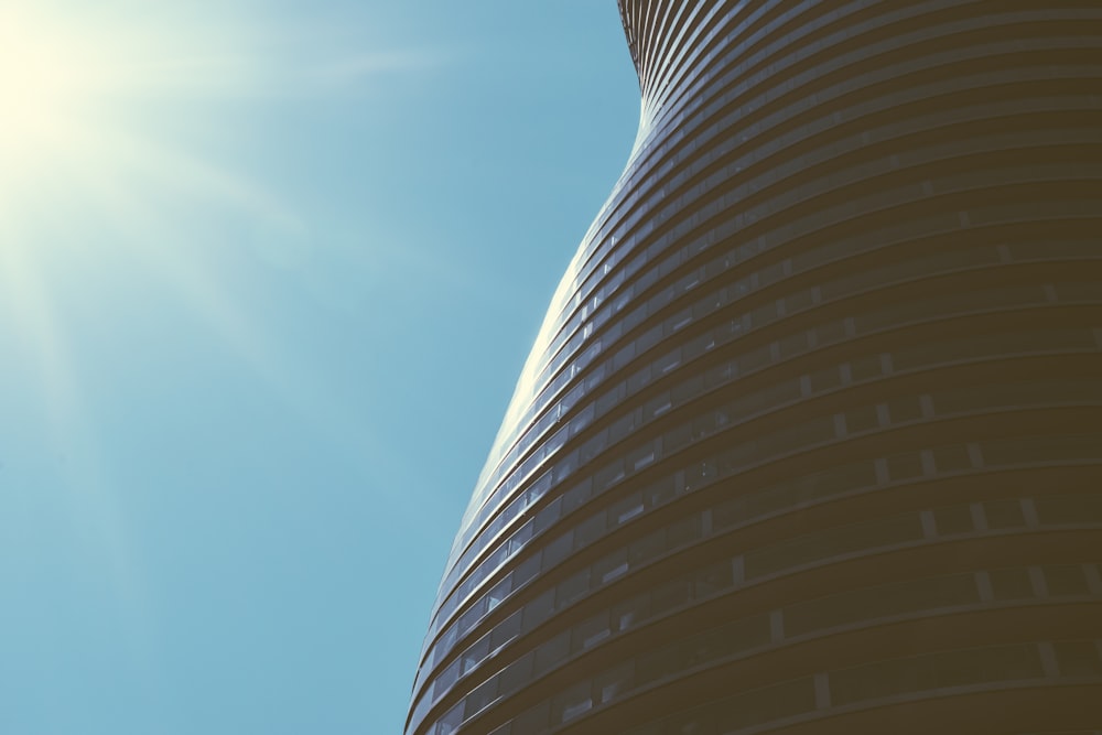 Un grand bâtiment avec un fond de ciel