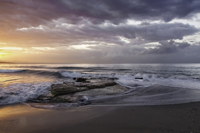 ocean wave beside seashore during daytime
