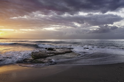 ocean wave beside seashore during daytime