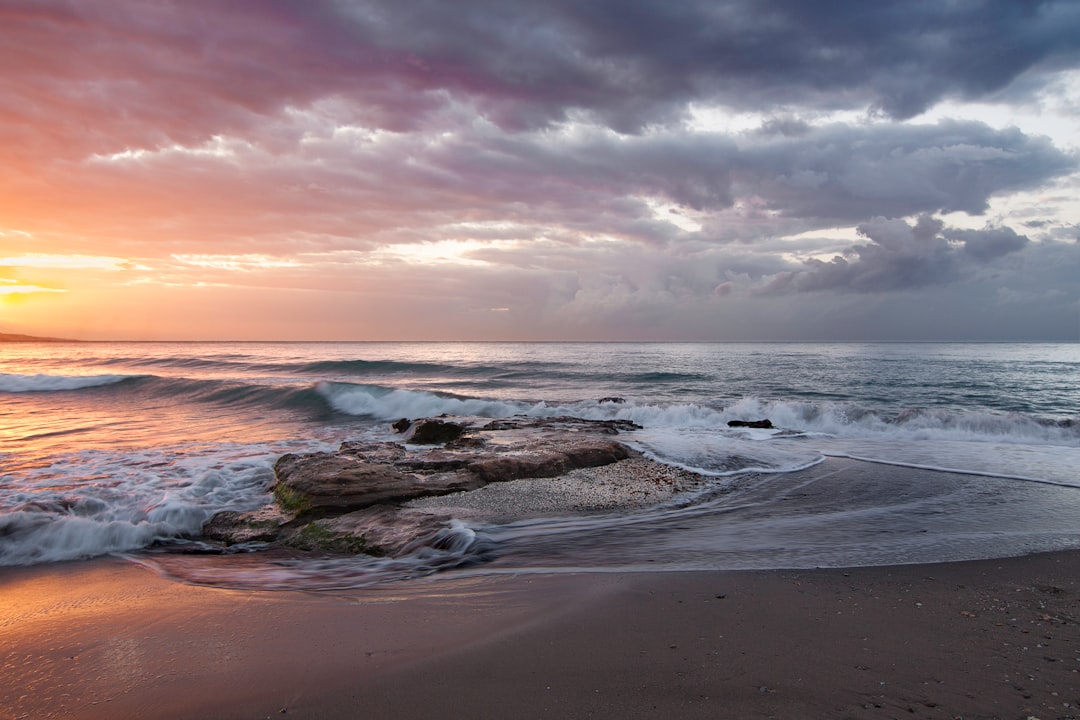 ocean wave beside seashore during daytime