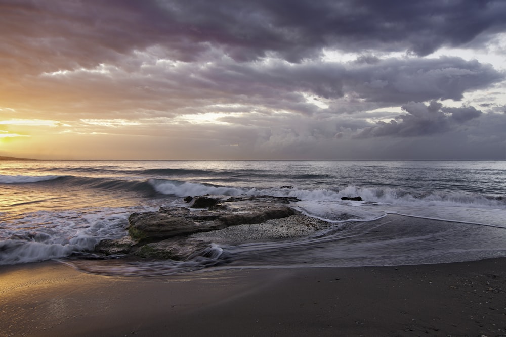 Onda oceânica ao lado da costa durante o dia