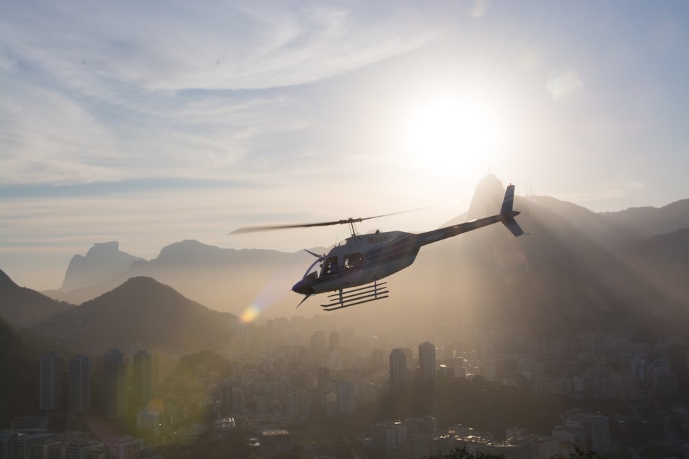 helicóptero gris y negro bajo el cielo blanco nublado durante el día