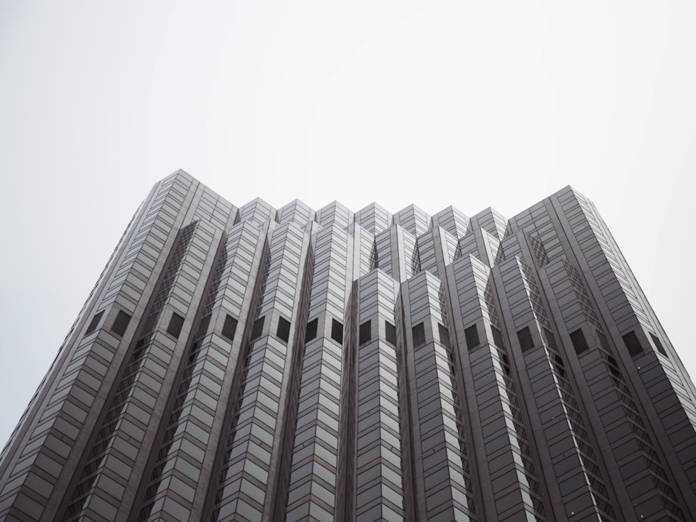 灰色の高層ビルのローアングル写真