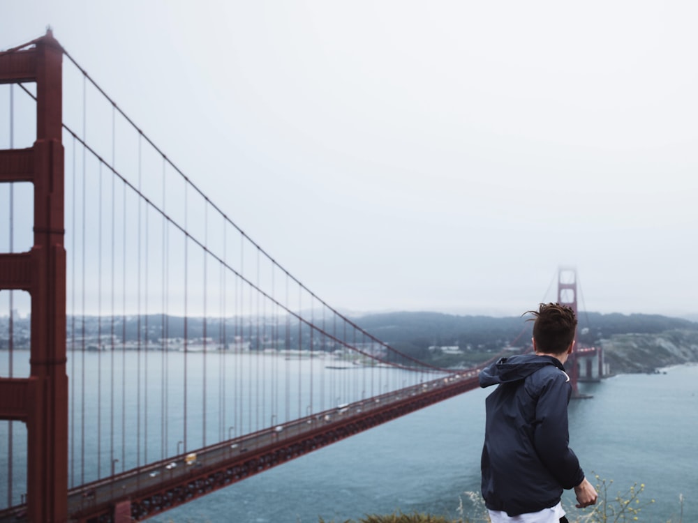 Mann steht in der Nähe der Golden Gate Bridge