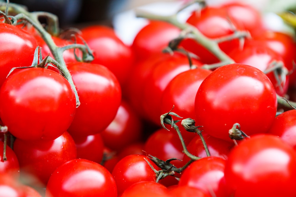 foto de closeup de tomates vermelhos
