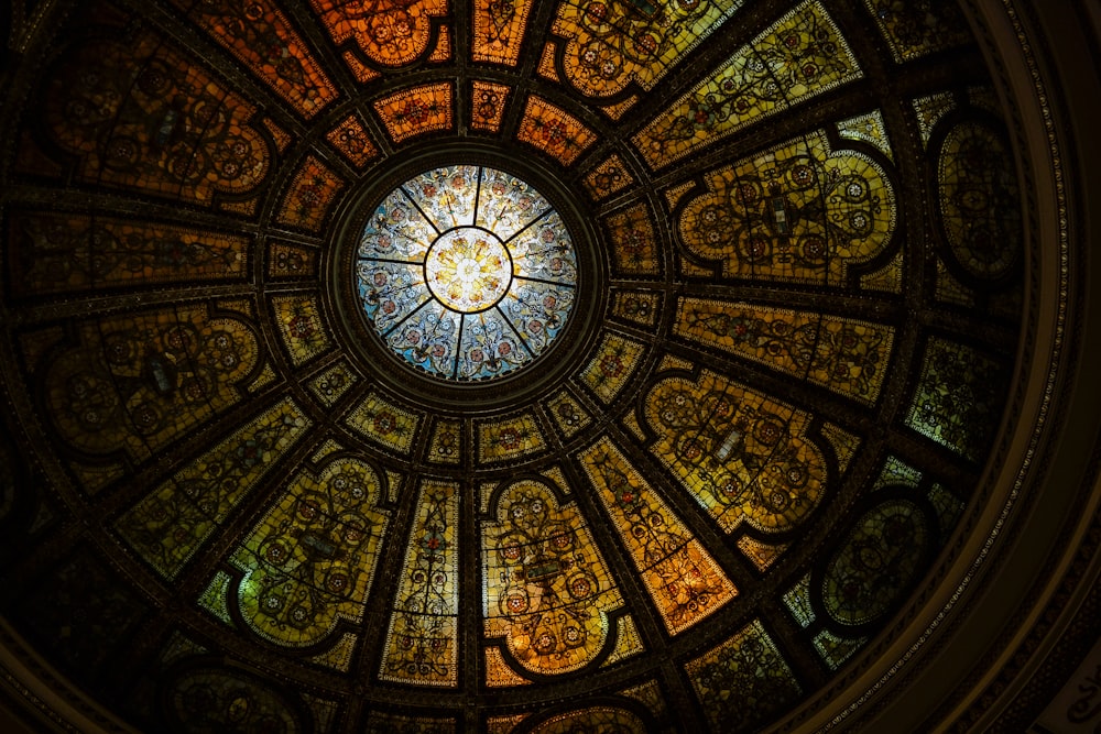 um vitral circular em um edifício