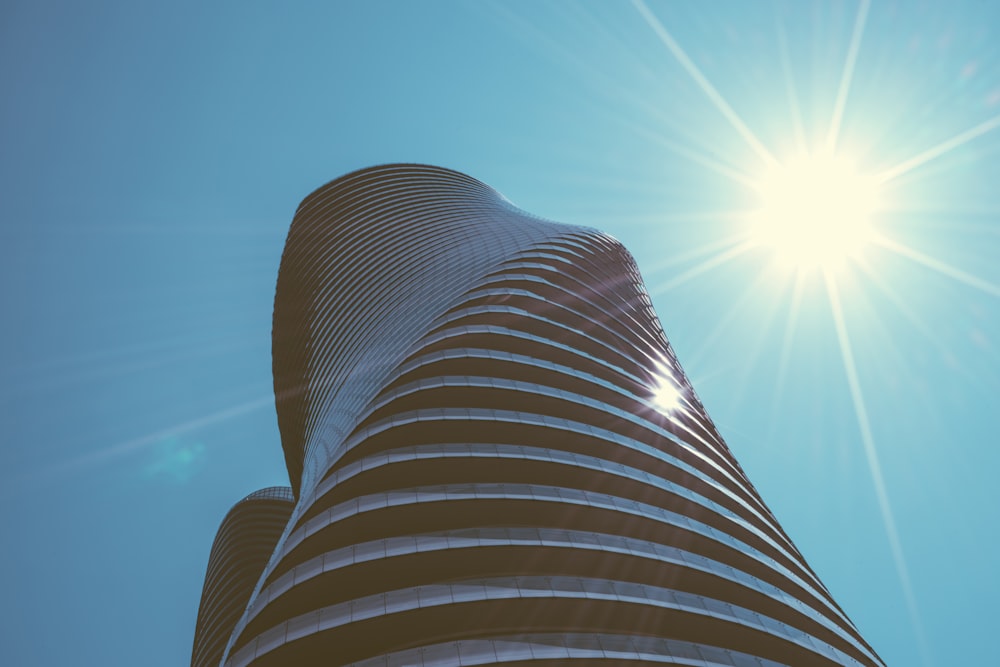 Edificio gris de gran altura durante el día