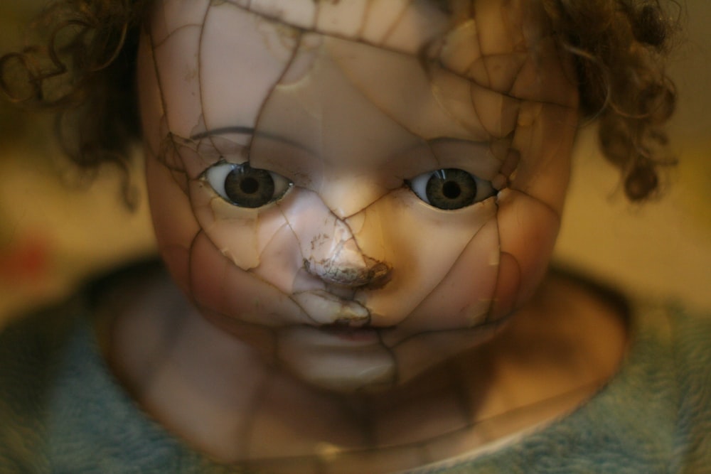 Fotografía de enfoque selectivo de muñeca de porcelana