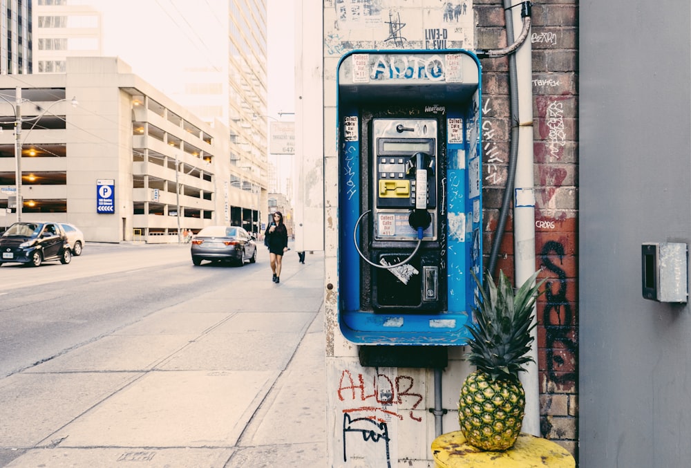 telefone ao lado da rua