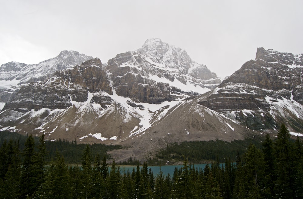 Montañas cubiertas de nieve cerca del cuerpo de agua