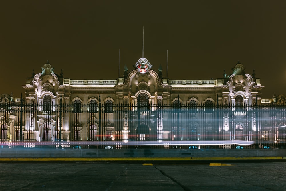 Edificio de hormigón blanco y verde durante la noche