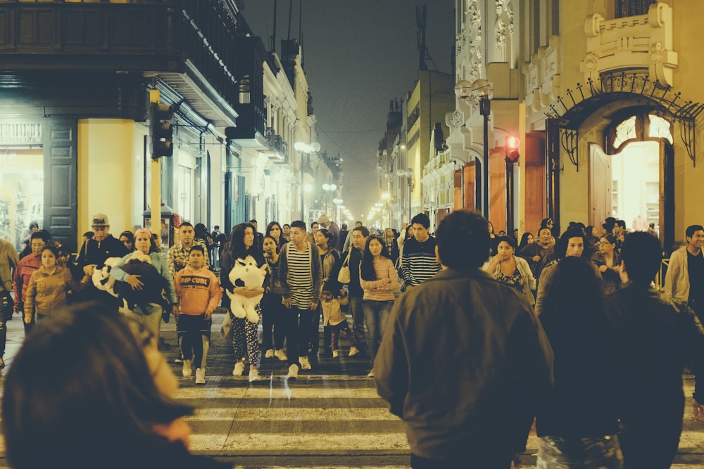 pessoas andando na rua durante a noite