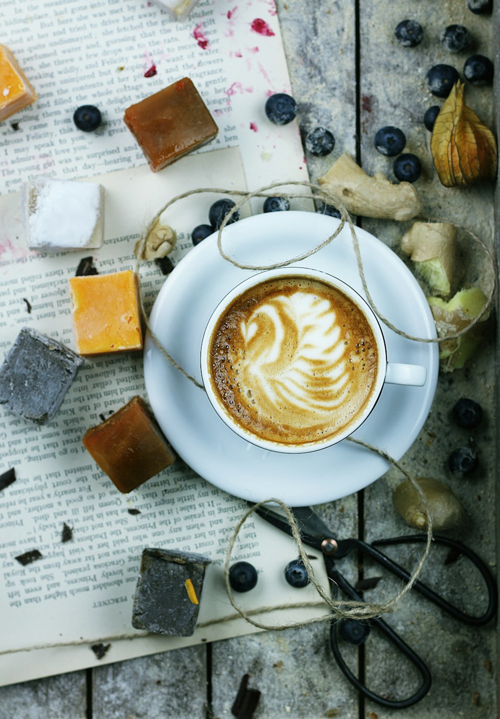Kaffee auf weißer Untertasse