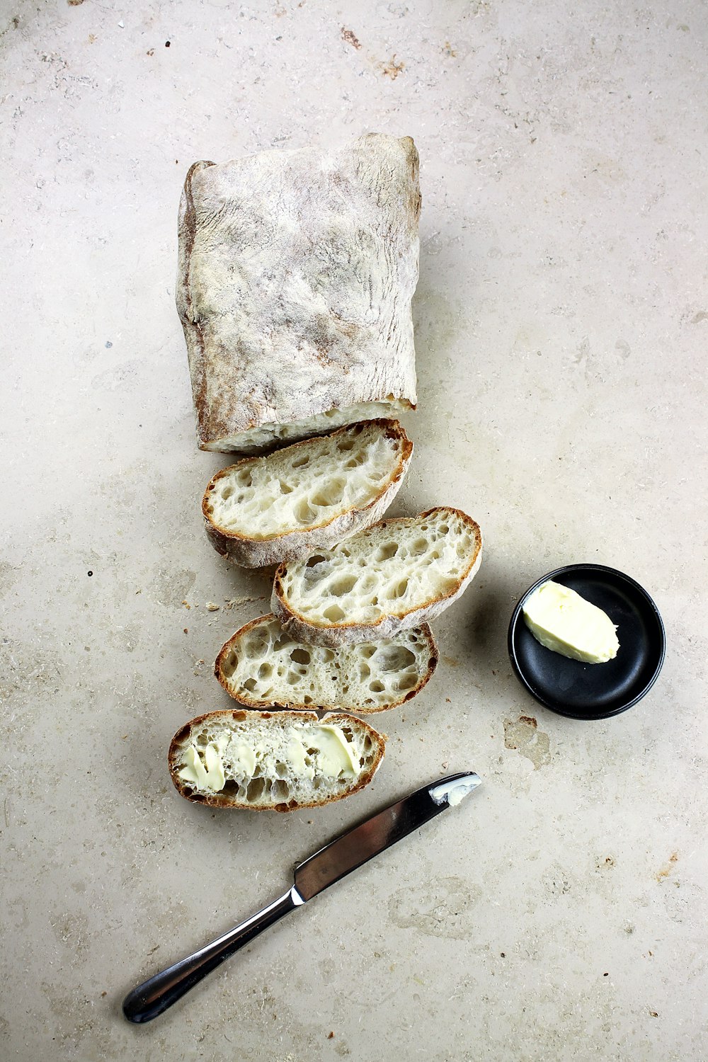 rebanadas de pan al lado del cuchillo