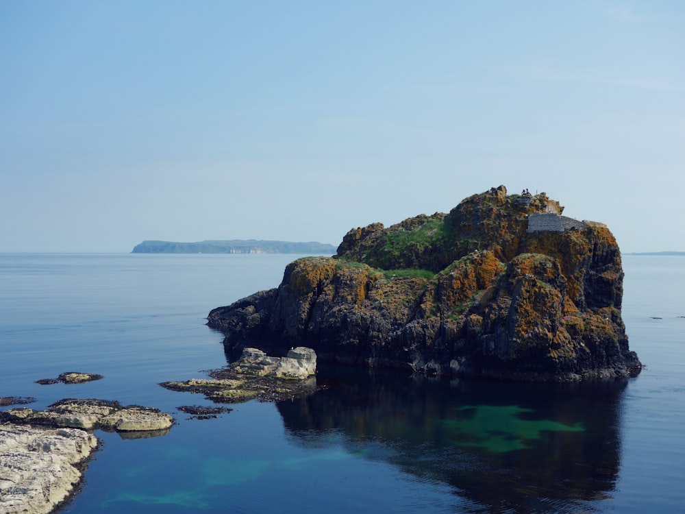 Isola della roccia sotto la vista del cielo blu durante il giorno