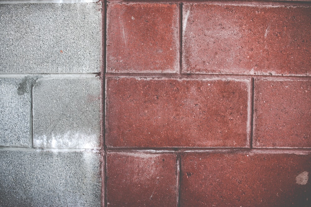 Ladrillos de pared rojos y grises