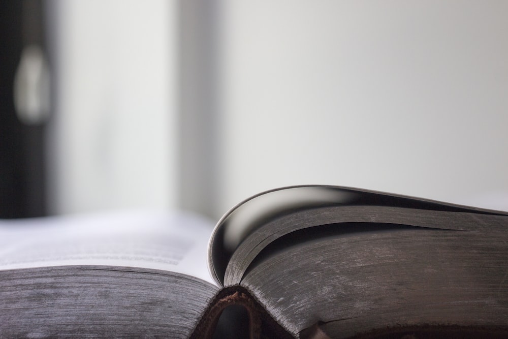 Photo de mise au point sélective d’un livre ouvert