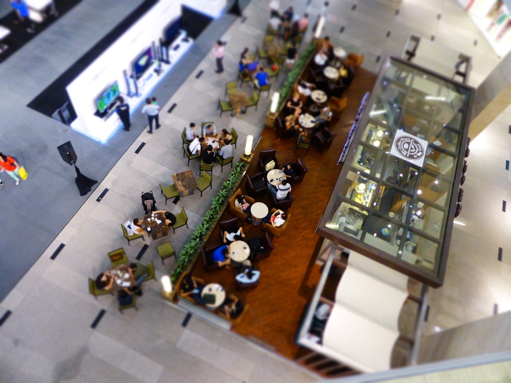 Vista aérea de pessoas comendo dentro do prédio durante o dia