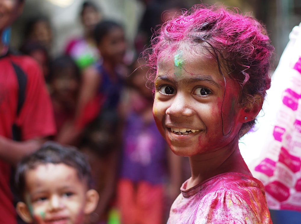 photo de mise au point sélective d’une fille en chemise souriante