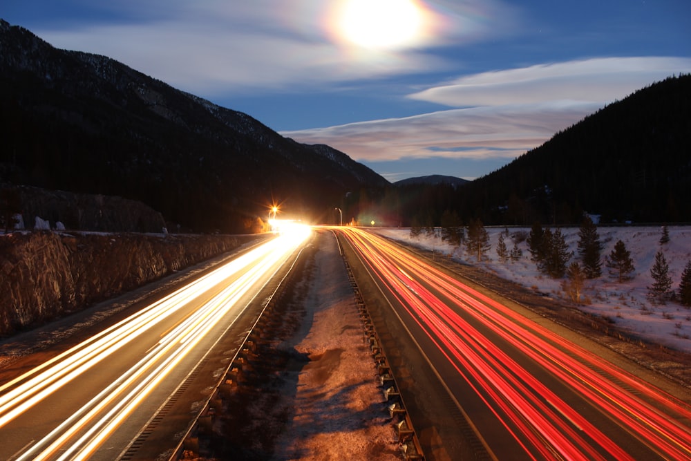 Foto timelapse de las luces traseras y los faros delanteros del vehículo